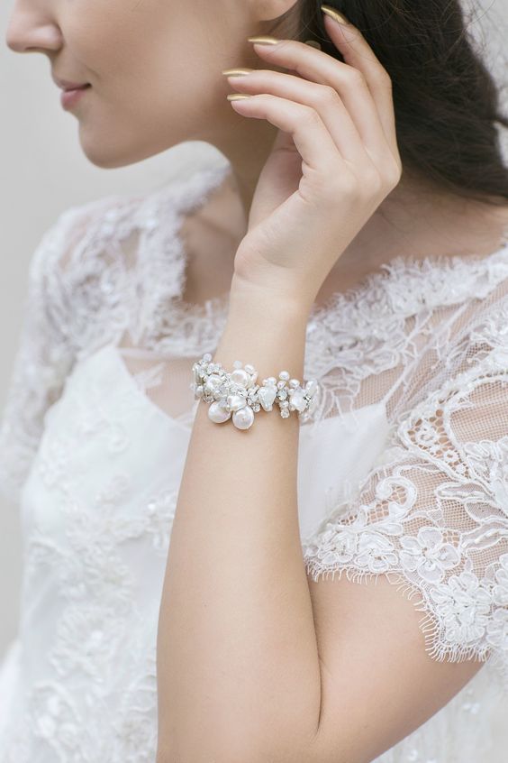 光が反射して腕が輝く♡キラキラ可愛い「ビジューブレスレット」のおすすめ花嫁コーデ＊にて紹介している画像