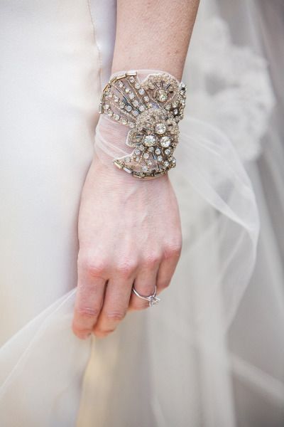 光が反射して腕が輝く♡キラキラ可愛い「ビジューブレスレット」のおすすめ花嫁コーデ＊にて紹介している画像