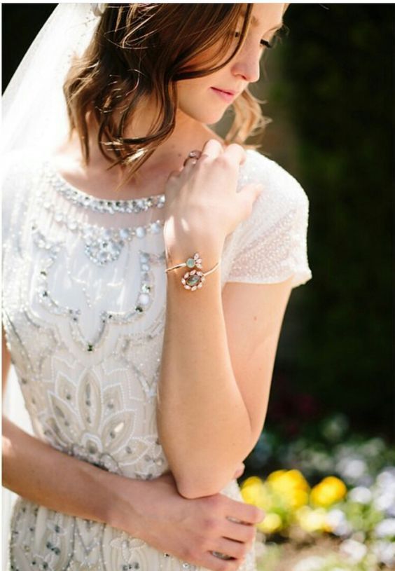 光が反射して腕が輝く♡キラキラ可愛い「ビジューブレスレット」のおすすめ花嫁コーデ＊にて紹介している画像