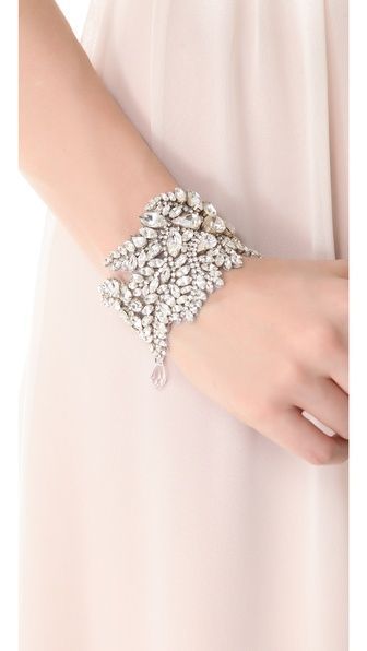 光が反射して腕が輝く♡キラキラ可愛い「ビジューブレスレット」のおすすめ花嫁コーデ＊にて紹介している画像