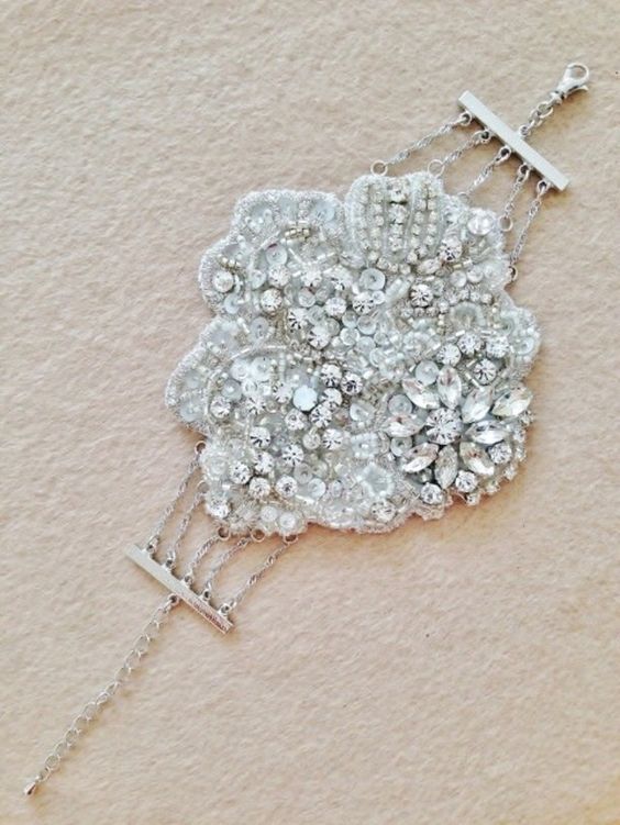 光が反射して腕が輝く♡キラキラ可愛い「ビジューブレスレット」のおすすめ花嫁コーデ＊にて紹介している画像