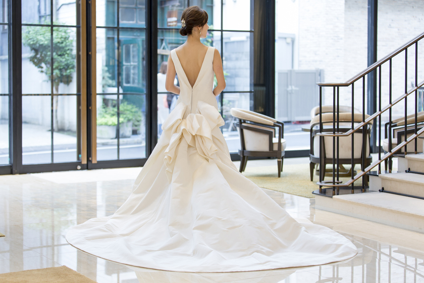 リアル試着レポ♡身長156cm花嫁に似合ったおしゃれウエディングドレス７選【理由も解説♡】にて紹介している画像