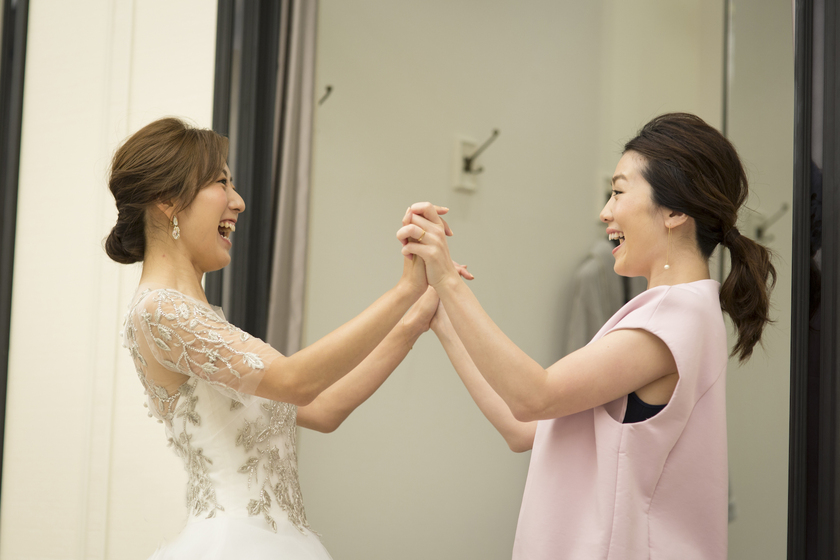 リアル試着レポ♡身長156cm花嫁に似合ったおしゃれウエディングドレス７選【理由も解説♡】にて紹介している画像