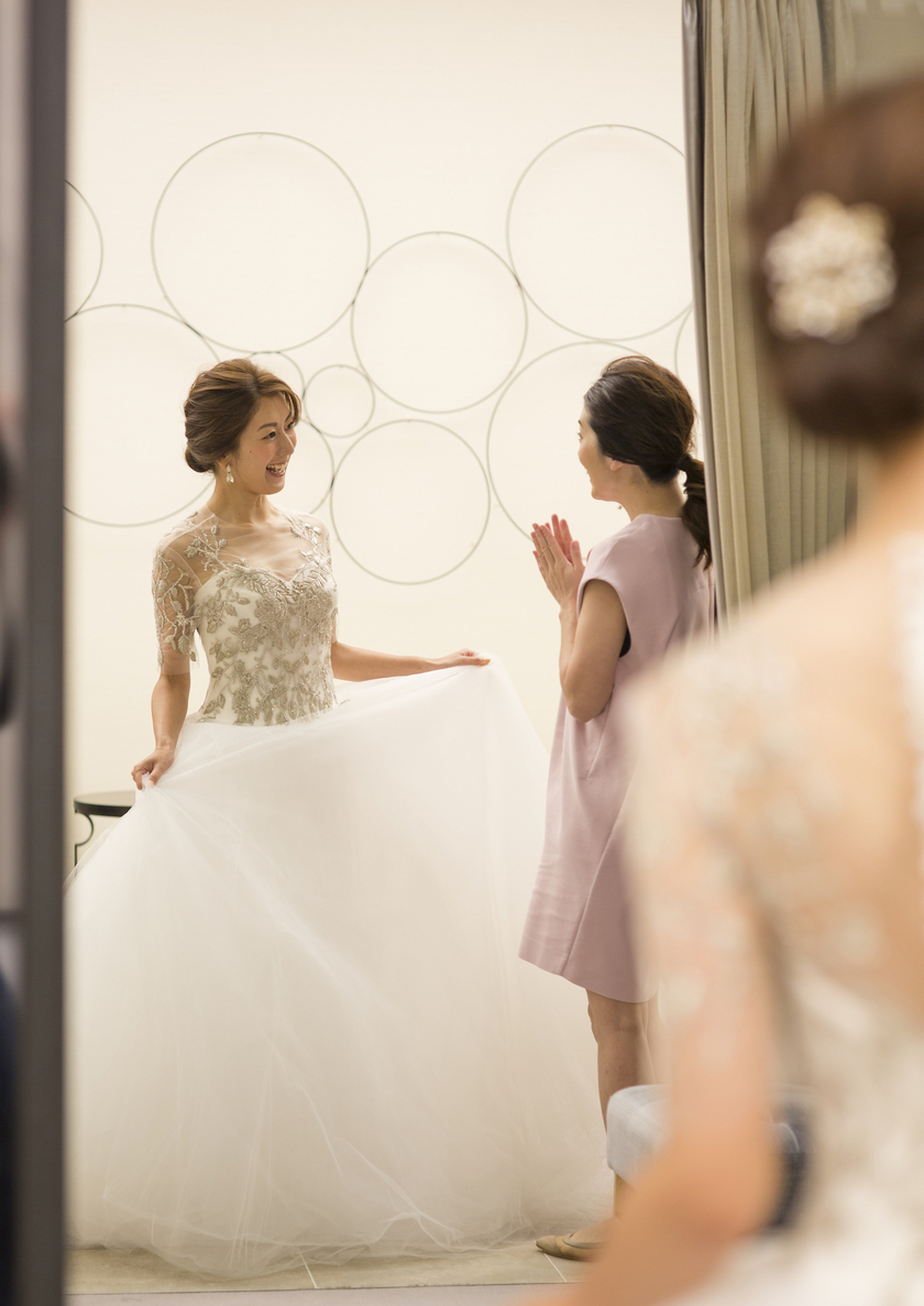 リアル試着レポ♡身長156cm花嫁に似合ったおしゃれウエディングドレス７選【理由も解説♡】にて紹介している画像