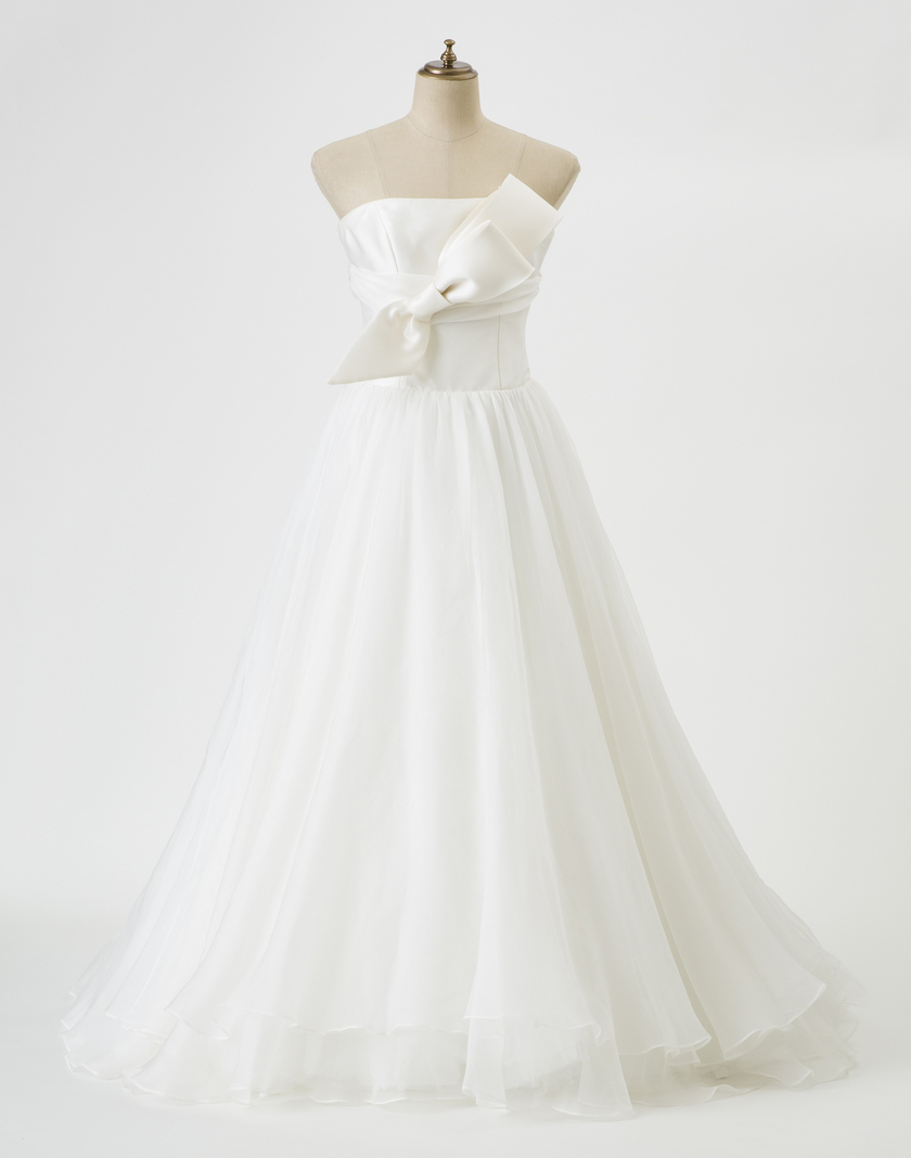 リアル試着レポ♡身長156cm花嫁に似合ったおしゃれウエディングドレス７選【理由も解説♡】にて紹介している画像