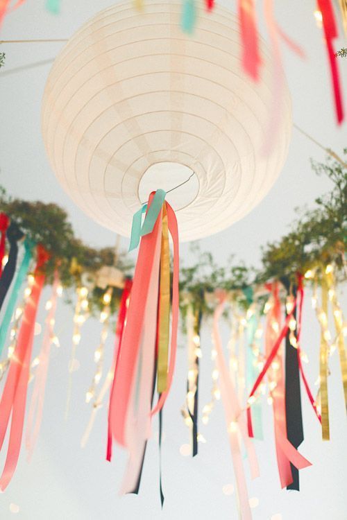 "Adorable Ways to Use DIY Paper Tassels for Your Wedding on a Budget"にて紹介している画像