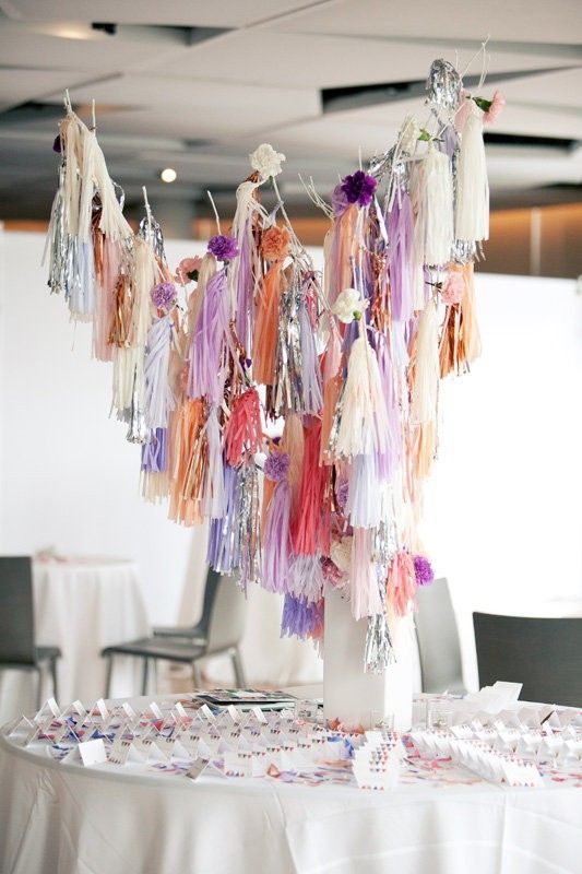 "Adorable Ways to Use DIY Paper Tassels for Your Wedding on a Budget"にて紹介している画像