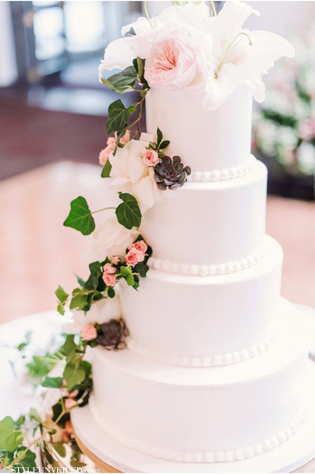 Pure White: A Collection of Snowy White Wedding Cakes ♡にて紹介している画像