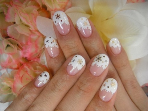 Classic Winter Nails: Romantic Snowflake Designs for Your Fingertips ♡にて紹介している画像