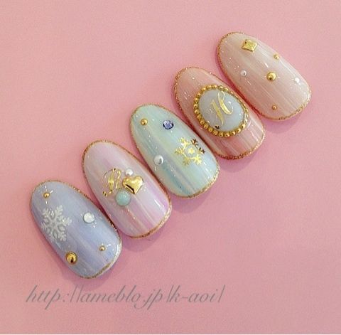 Classic Winter Nails: Romantic Snowflake Designs for Your Fingertips ♡にて紹介している画像