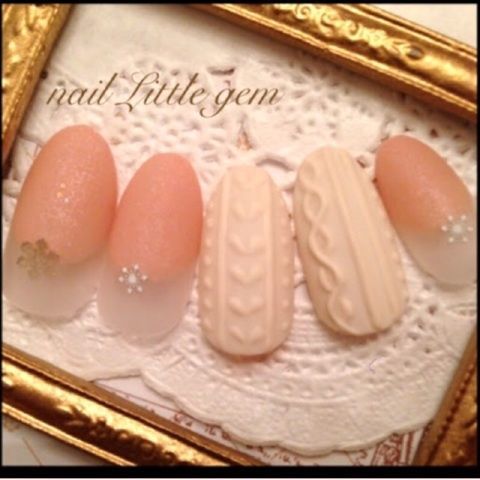 Classic Winter Nails: Romantic Snowflake Designs for Your Fingertips ♡にて紹介している画像