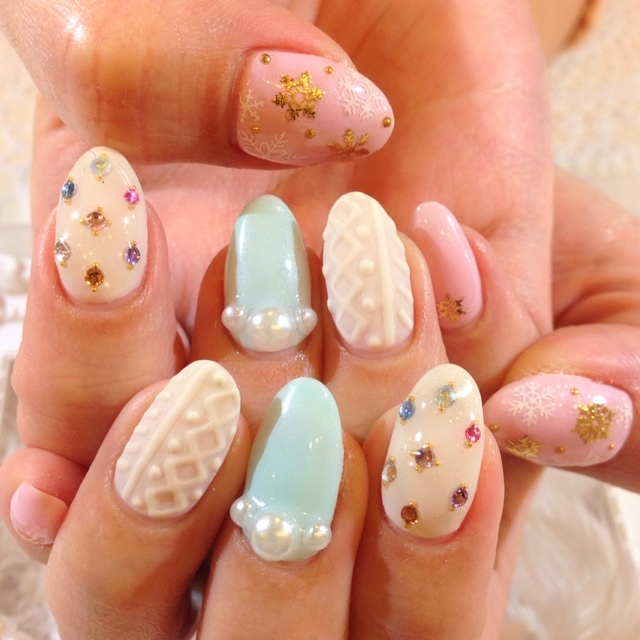 Classic Winter Nails: Romantic Snowflake Designs for Your Fingertips ♡にて紹介している画像