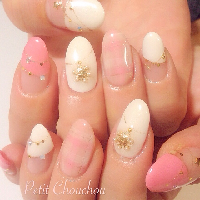 Classic Winter Nails: Romantic Snowflake Designs for Your Fingertips ♡にて紹介している画像