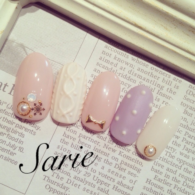 Classic Winter Nails: Romantic Snowflake Designs for Your Fingertips ♡にて紹介している画像