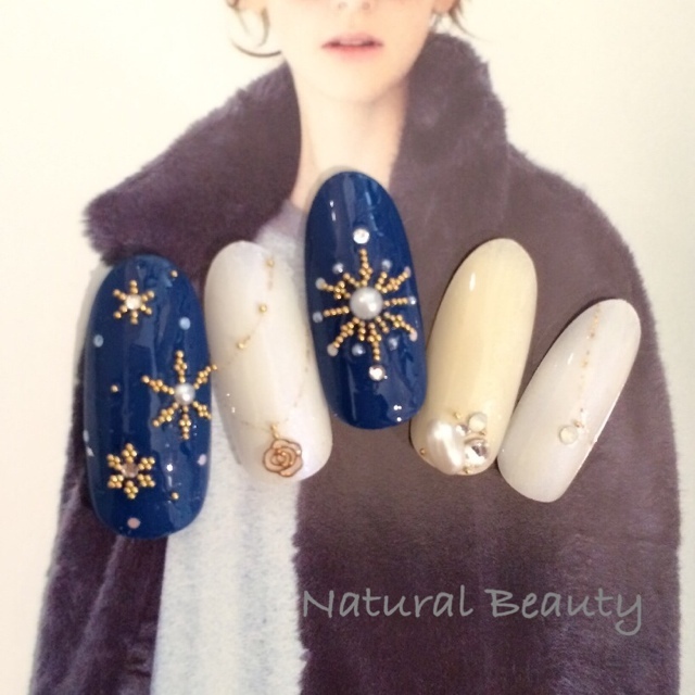 Classic Winter Nails: Romantic Snowflake Designs for Your Fingertips ♡にて紹介している画像