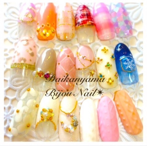 Classic Winter Nails: Romantic Snowflake Designs for Your Fingertips ♡にて紹介している画像