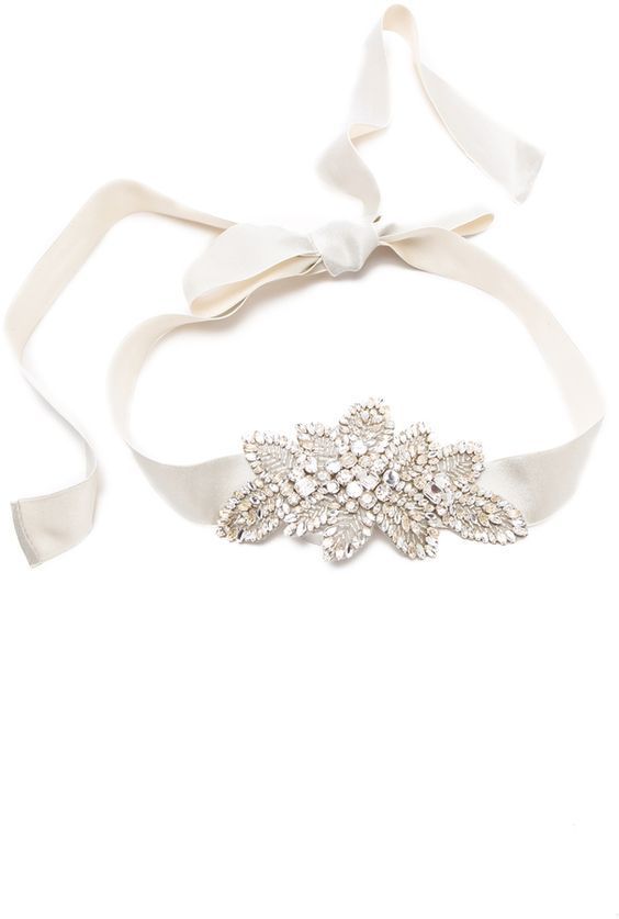 A Complete Guide to Stylish Pre-Brides: Learning from International Brides on Jenny Packham and Acacia ♡にて紹介している画像