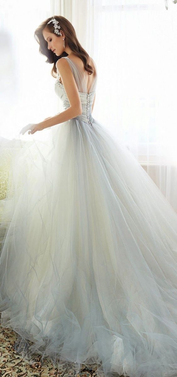 Captivating Charm: 7 Selected Tulle Wedding Dresses That Flatter and Flow ✳︎にて紹介している画像