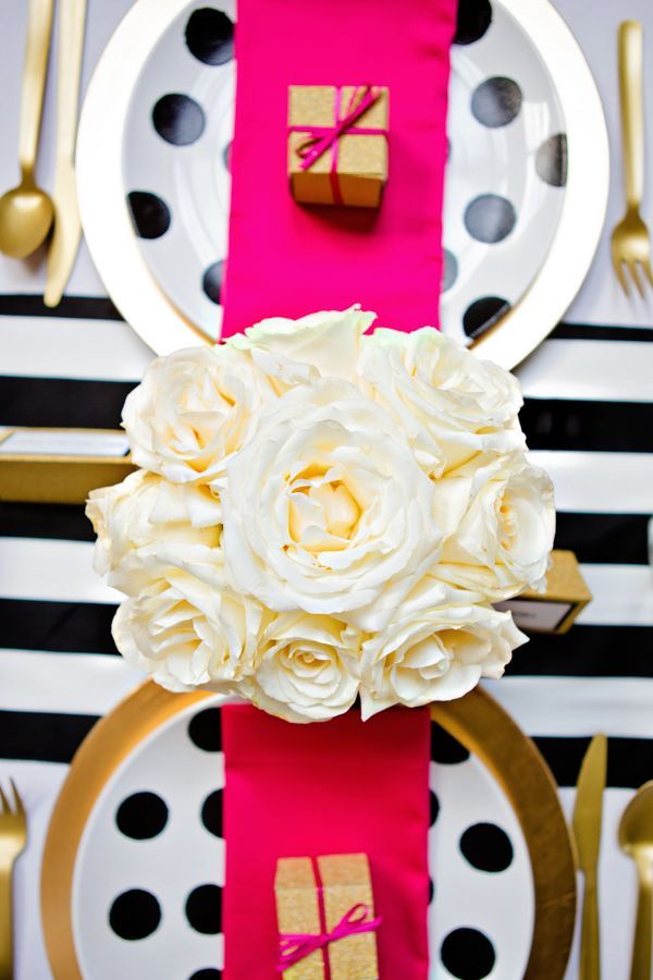 For a Unique Party Look: Embrace Black & White Stripes ♡にて紹介している画像