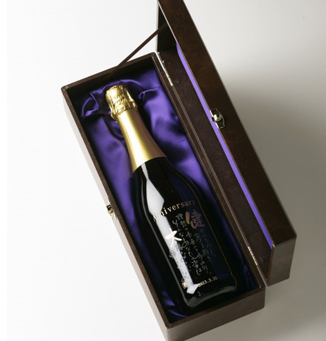 A Personalized Gift for Dear Parents: Customized Sake Featuring a Name in a Poem Will Definitely Bring Joy!にて紹介している画像