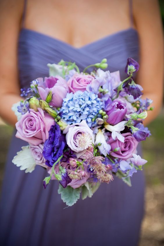 "Creating Elegant and Graceful Bridal Bouquets: A Special Collection of Recipes Using Purple Flowers"にて紹介している画像
