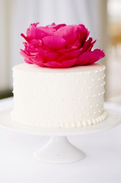 Pure White: A Collection of Snowy White Wedding Cakes ♡にて紹介している画像