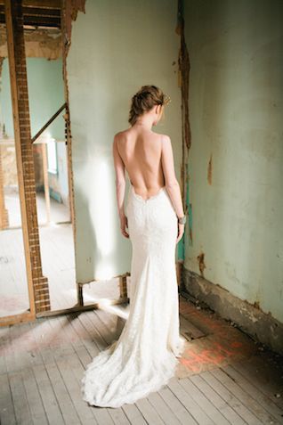 大胆に開いた背中にうっとり♡バックレスドレスでセクシー&ゴージャスな花嫁さんに♡にて紹介している画像