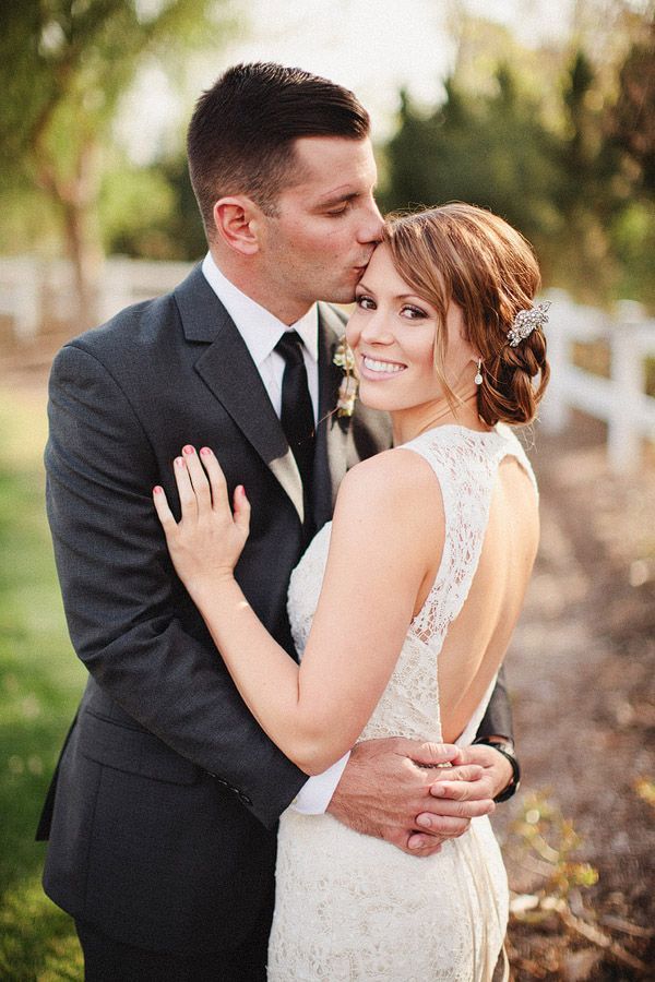 大胆に開いた背中にうっとり♡バックレスドレスでセクシー&ゴージャスな花嫁さんに♡にて紹介している画像