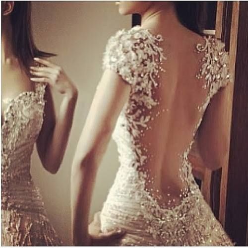 大胆に開いた背中にうっとり♡バックレスドレスでセクシー&ゴージャスな花嫁さんに♡にて紹介している画像
