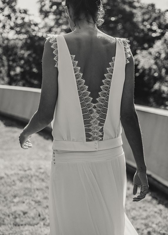 大胆に開いた背中にうっとり♡バックレスドレスでセクシー&ゴージャスな花嫁さんに♡にて紹介している画像