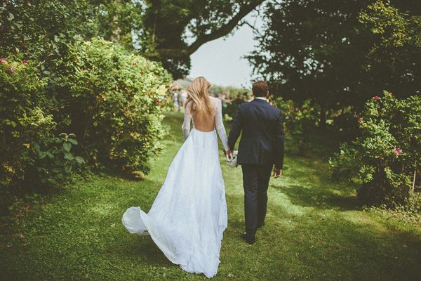 大胆に開いた背中にうっとり♡バックレスドレスでセクシー&ゴージャスな花嫁さんに♡にて紹介している画像