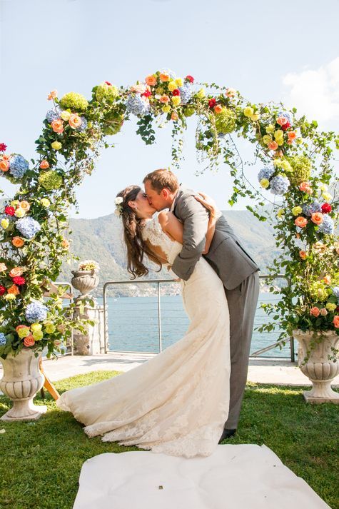 "Creating a Romantic Wedding Venue with Floral Garlands ♡"にて紹介している画像