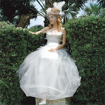 让婚纱照更时尚的搭配♡《帽子×婚纱》的绝美组合♩にて紹介している画像