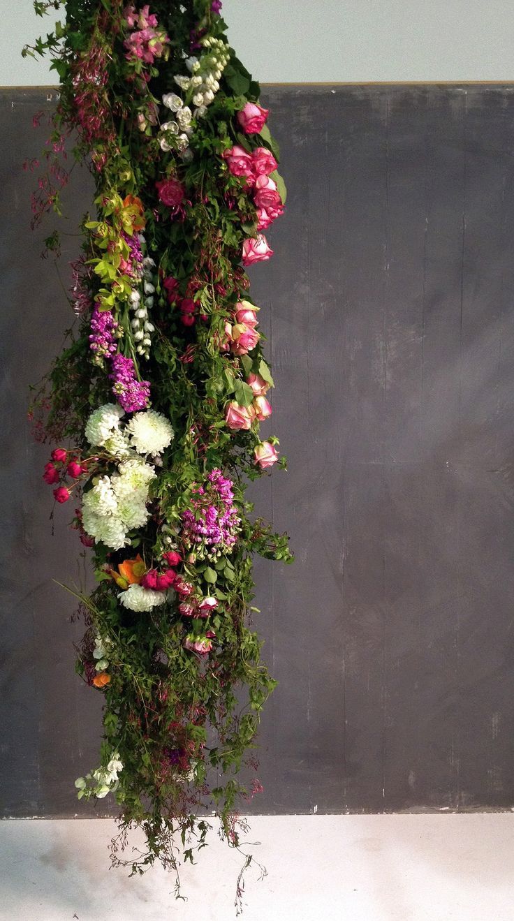 "Creating a Romantic Wedding Venue with Floral Garlands ♡"にて紹介している画像