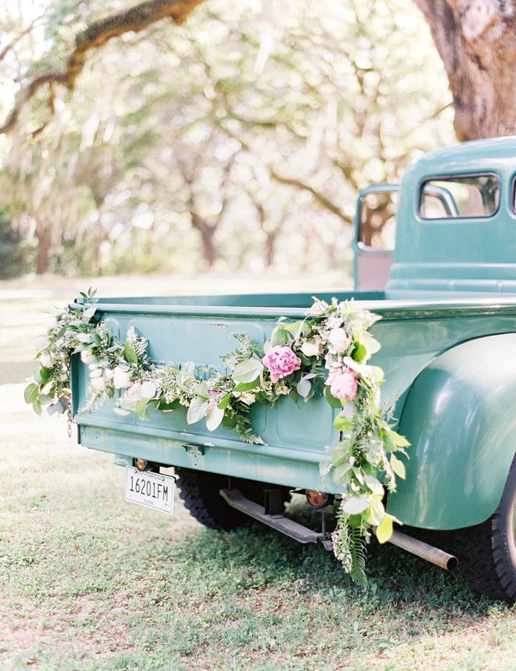 "Creating a Romantic Wedding Venue with Floral Garlands ♡"にて紹介している画像