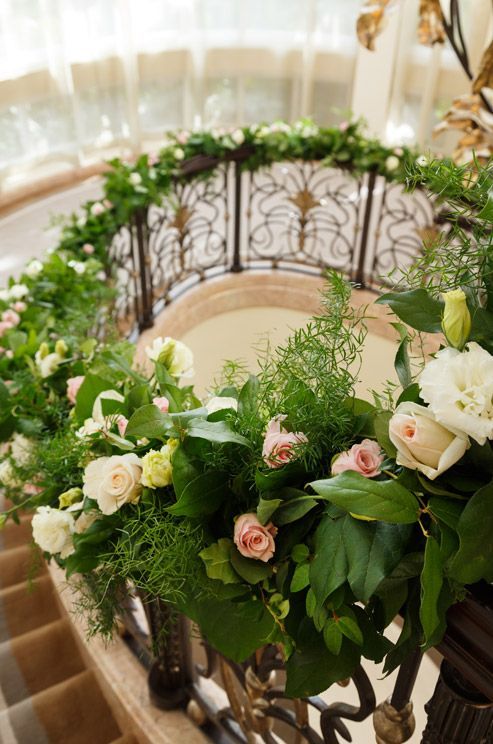 "Creating a Romantic Wedding Venue with Floral Garlands ♡"にて紹介している画像