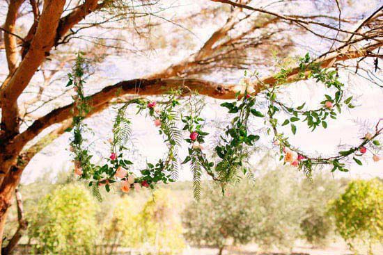 "Creating a Romantic Wedding Venue with Floral Garlands ♡"にて紹介している画像