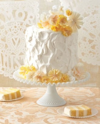 Pure White: A Collection of Snowy White Wedding Cakes ♡にて紹介している画像