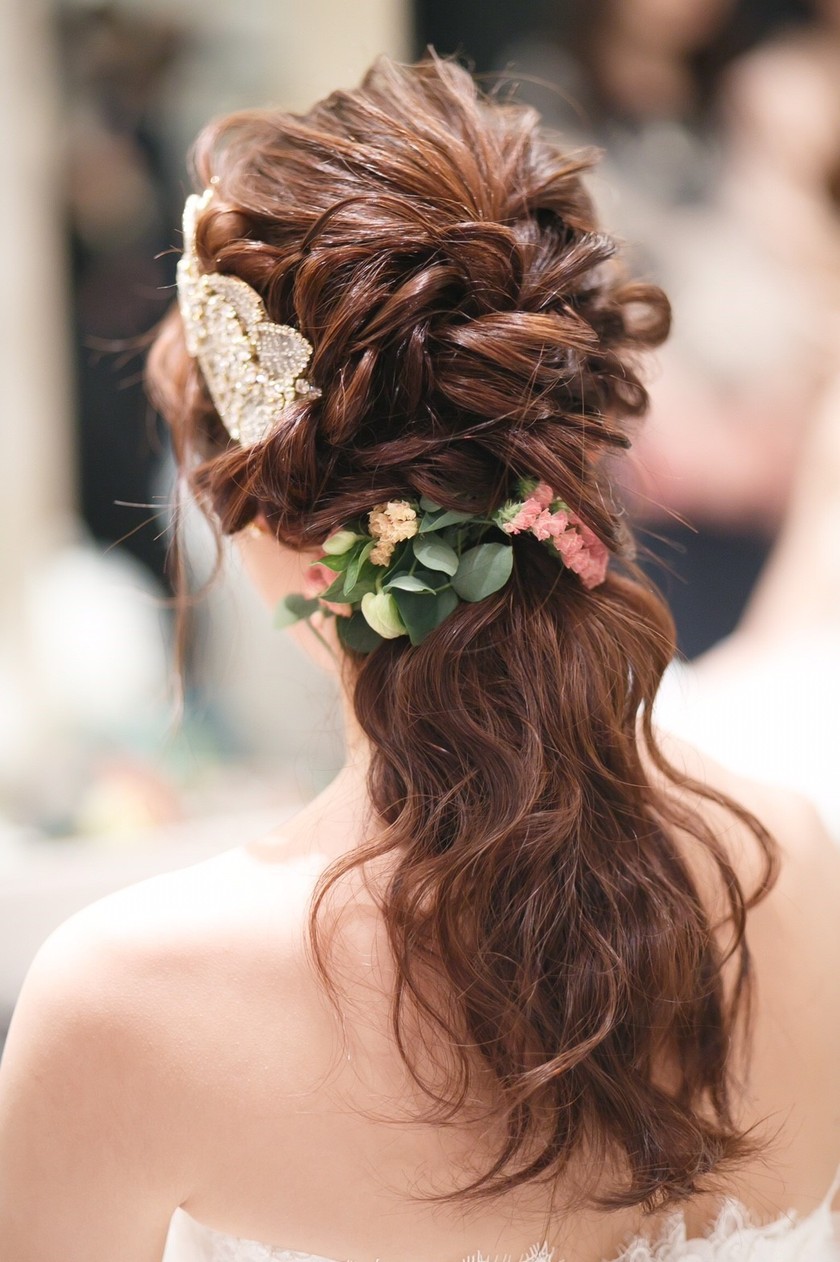 "Tips from a Newlywed: Coordinating Your Bouquet, Table Flowers, and Main Table Floral Décor"にて紹介している画像