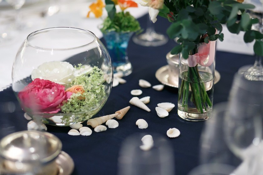 "Tips from a Newlywed: Coordinating Your Bouquet, Table Flowers, and Main Table Floral Décor"にて紹介している画像
