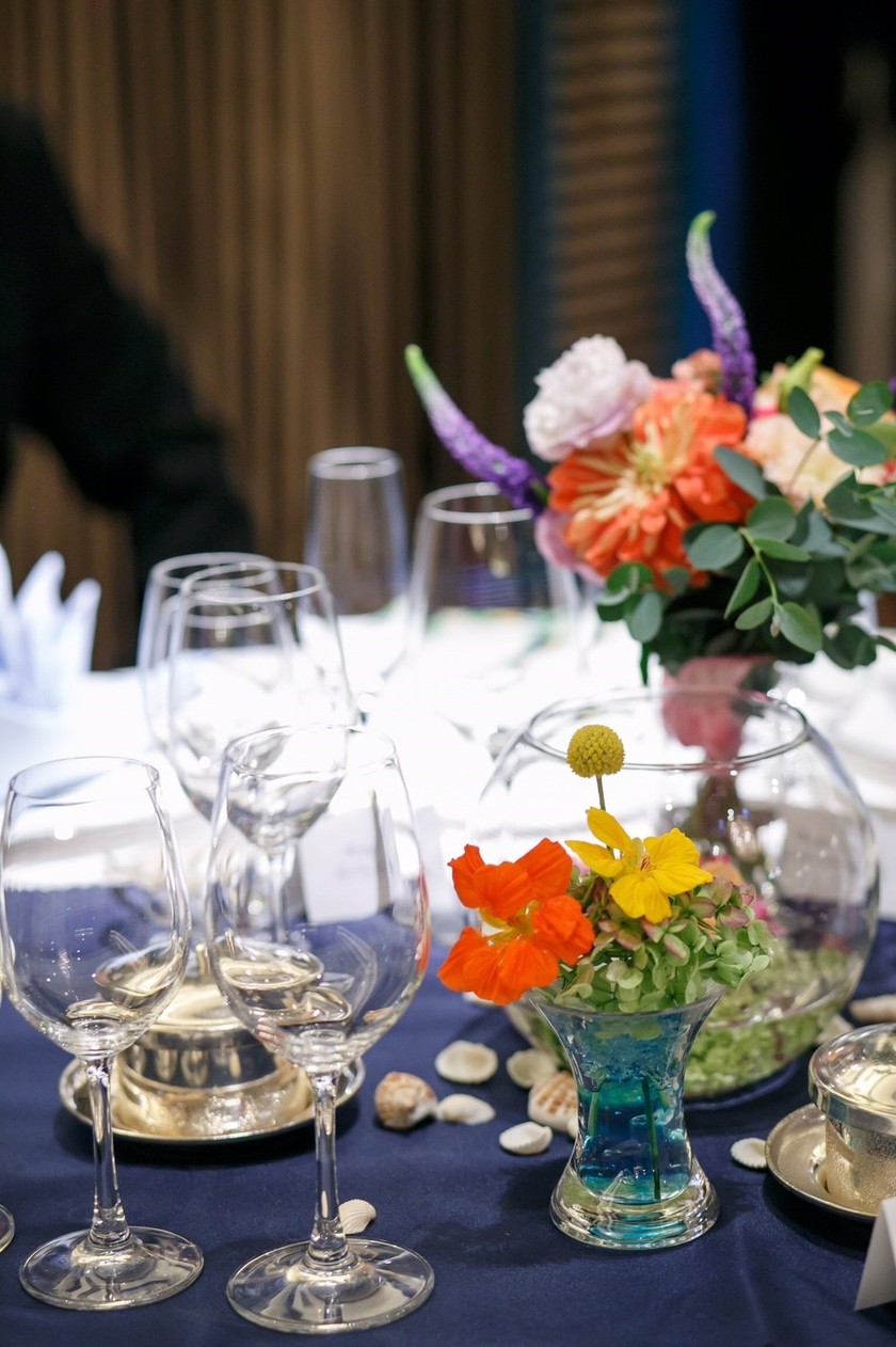 "Tips from a Newlywed: Coordinating Your Bouquet, Table Flowers, and Main Table Floral Décor"にて紹介している画像