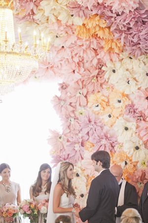 Unbelievable Scale! The Flower Photo Booth Prepared by Overseas Brides for Their Weddings is Absolutely Amazing!にて紹介している画像