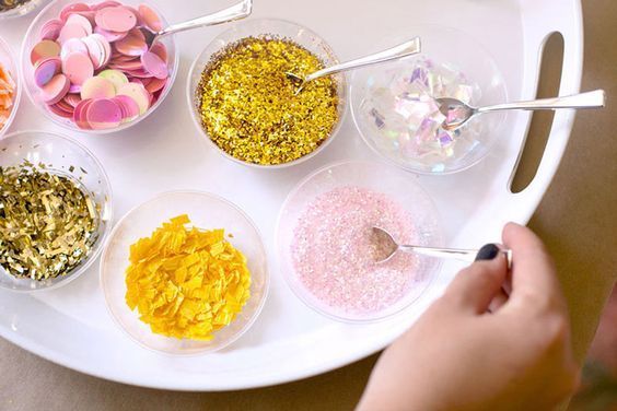"Is it true that the adorable flower buffet and the 'Toss Bar' where guests fill flower petals bring nothing but good things?"にて紹介している画像