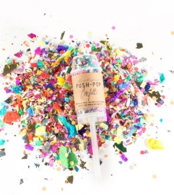 "Is it true that the adorable flower buffet and the 'Toss Bar' where guests fill flower petals bring nothing but good things?"にて紹介している画像