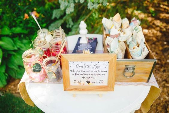 "Is it true that the adorable flower buffet and the 'Toss Bar' where guests fill flower petals bring nothing but good things?"にて紹介している画像