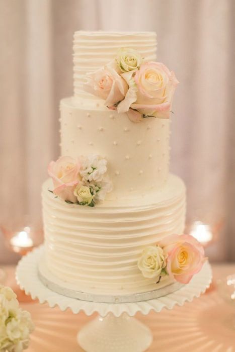 Pure White: A Collection of Snowy White Wedding Cakes ♡にて紹介している画像