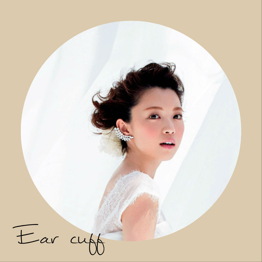 "✨ Elevate Your Bridal Look: The Latest Trends in Chic Wedding Accessories for a Dazzling Bride! ✨"にて紹介している画像