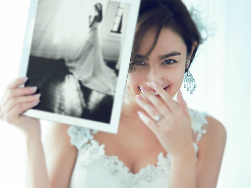 "✨ Elevate Your Bridal Look: The Latest Trends in Chic Wedding Accessories for a Dazzling Bride! ✨"にて紹介している画像