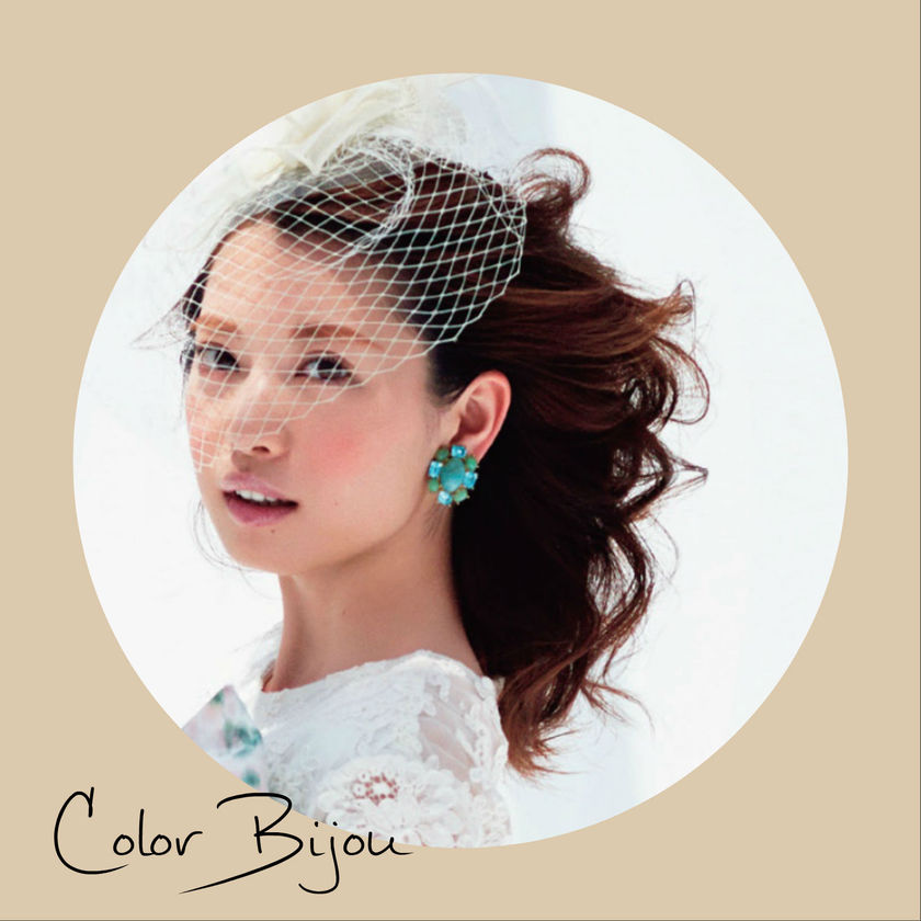 "✨ Elevate Your Bridal Look: The Latest Trends in Chic Wedding Accessories for a Dazzling Bride! ✨"にて紹介している画像