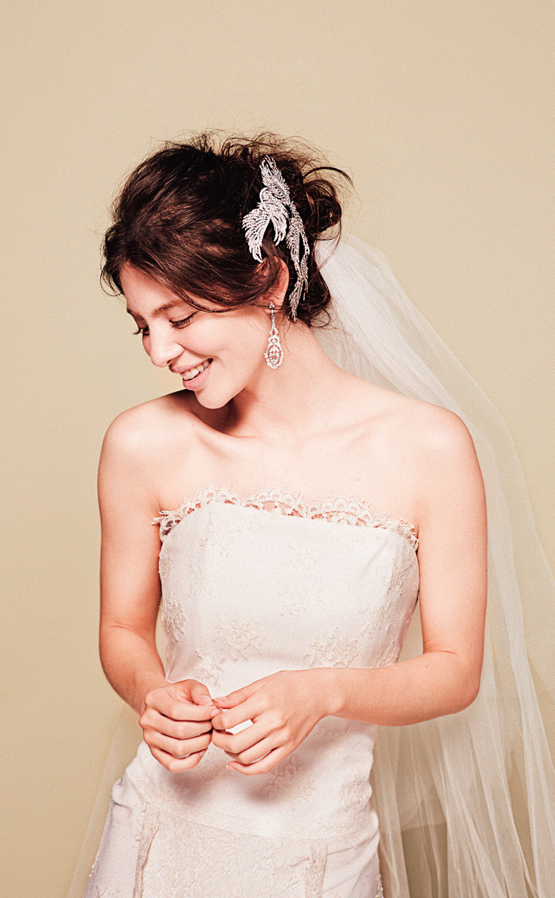 "✨ Elevate Your Bridal Look: The Latest Trends in Chic Wedding Accessories for a Dazzling Bride! ✨"にて紹介している画像